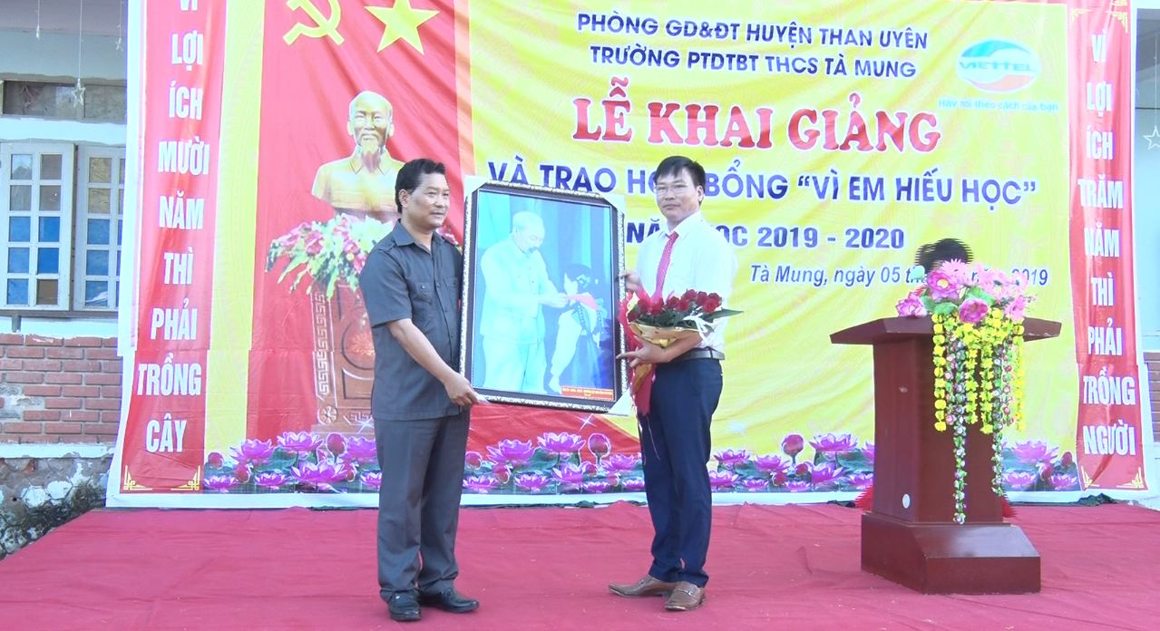 Đồng chí Chu Lê Chinh - Trưởng ban dân vận tỉnh ủy trao quà chúc mừng nhà trường