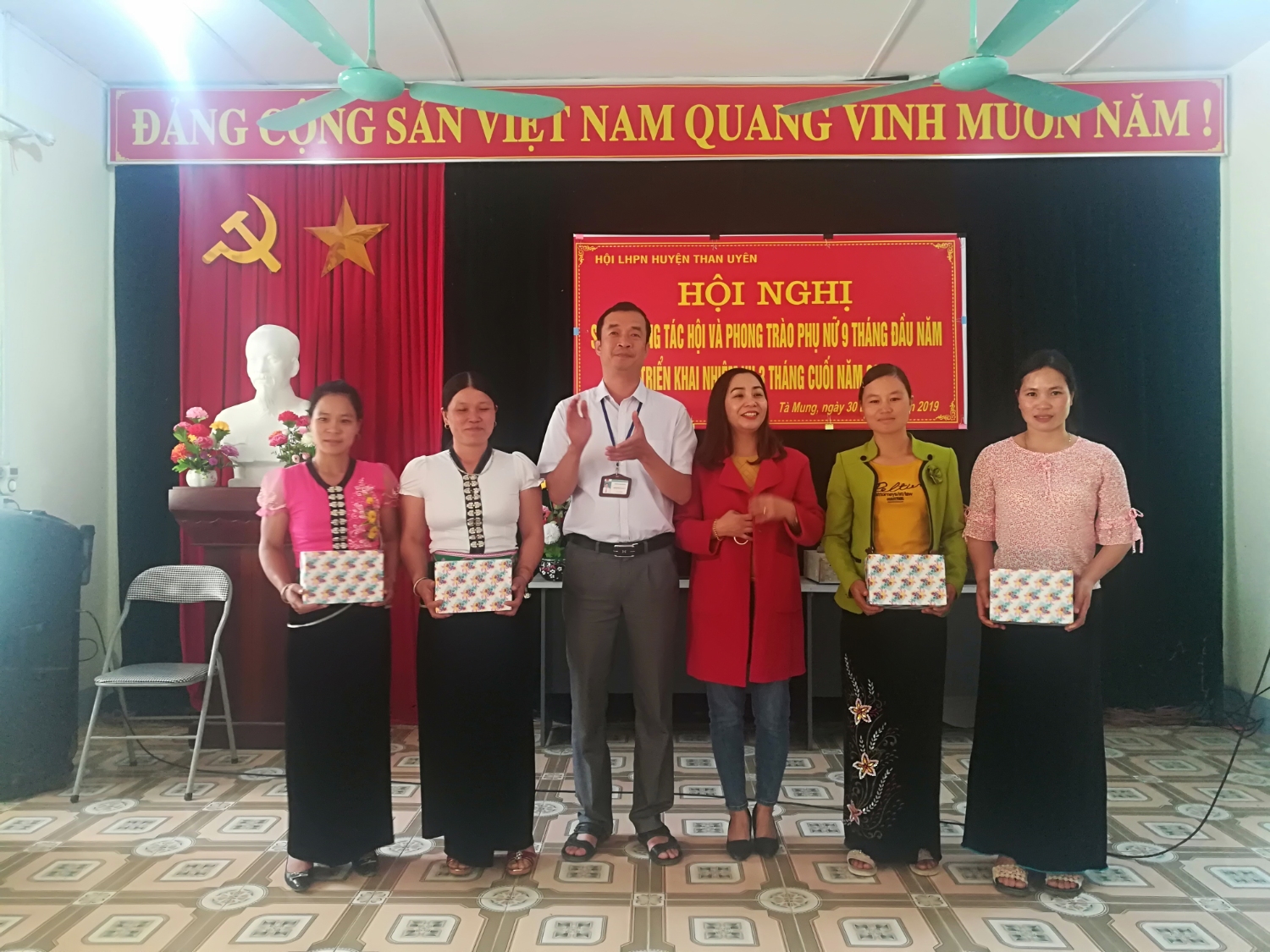 Lãnh đạo Hội phụ nữ xổ số trực tuyến minh ngọc
 và Đảng ủy xã tà Mung tặng quà cho chi hội trưởng phụ nữ có thành tích xuất sắc trong thực hiện nhiệm vụ công tác hội và phong trào phụ nữ