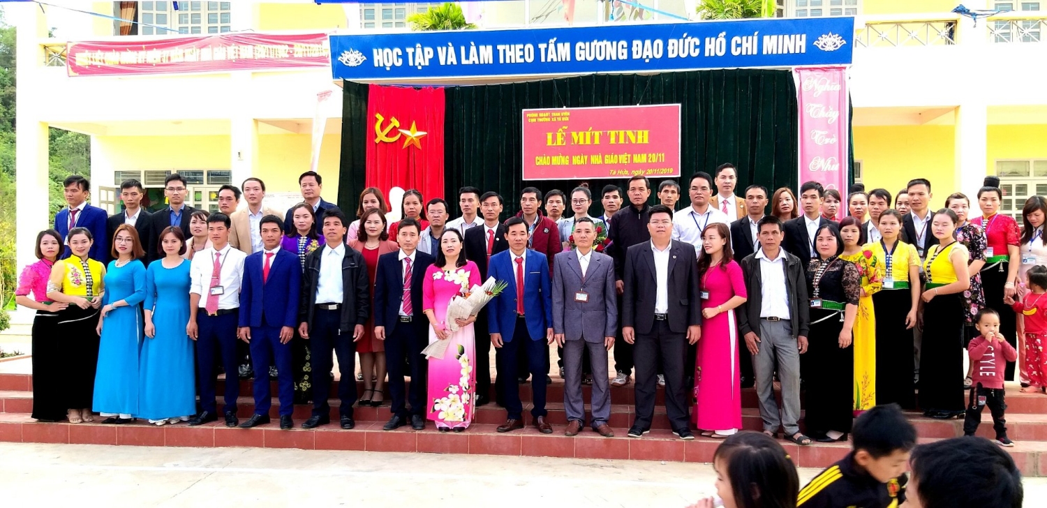 Đồng chí Lò Văn Hương - Phó bí thư huyện ủy chụp ảnh lưu niệm cùng các đơn vị trường học