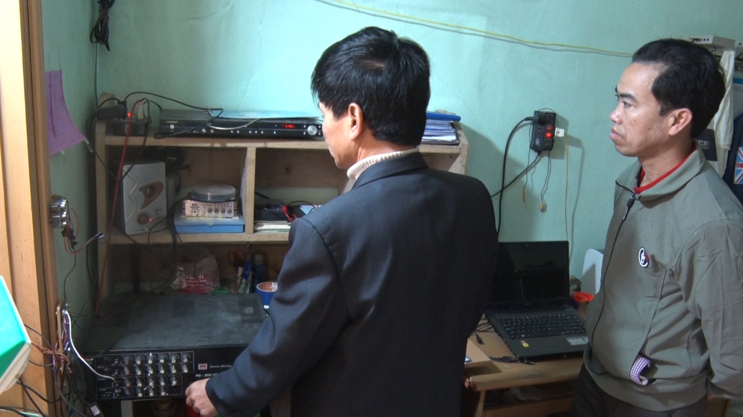 Một buổi truyên truyền phòng chống dịch trên cụm loa truyền thanh ở khu 2 thị trấn Than Uyên