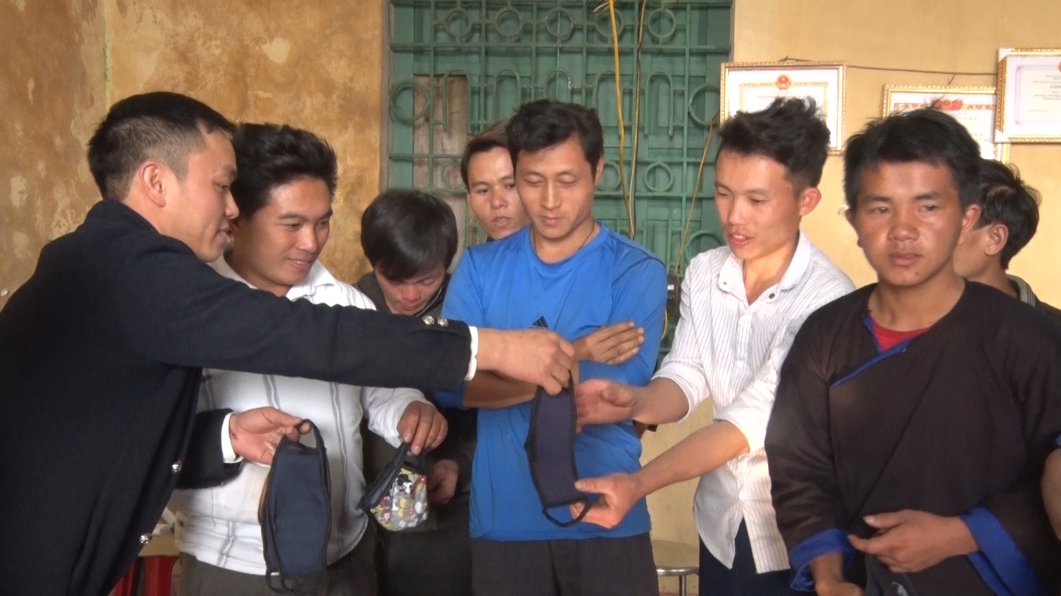 Thành viên Ban vận động phát khẩu trang cho nhân dân bản Tu San xã Tà Mung