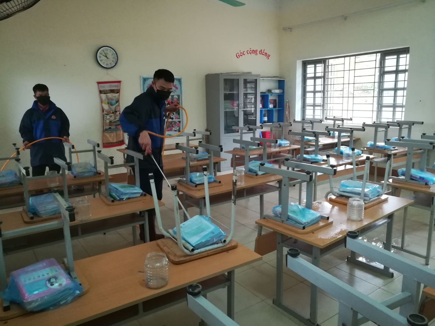 NGành giáo dục huyện phun hóa chất phòng dịch tại các đơn vị trường