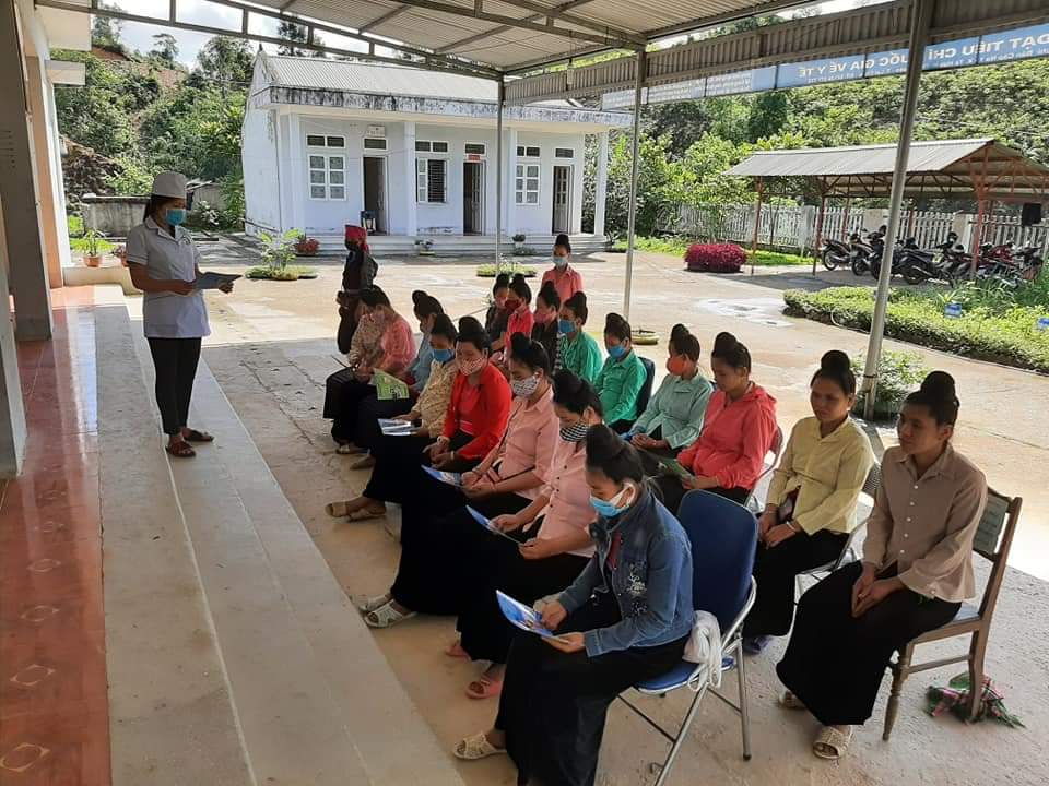 Cán bộ trạm y tế xã Tà Hừa tuyên truyền về chăm sóc sức khỏe sinh sản cho chị em phụ nữ