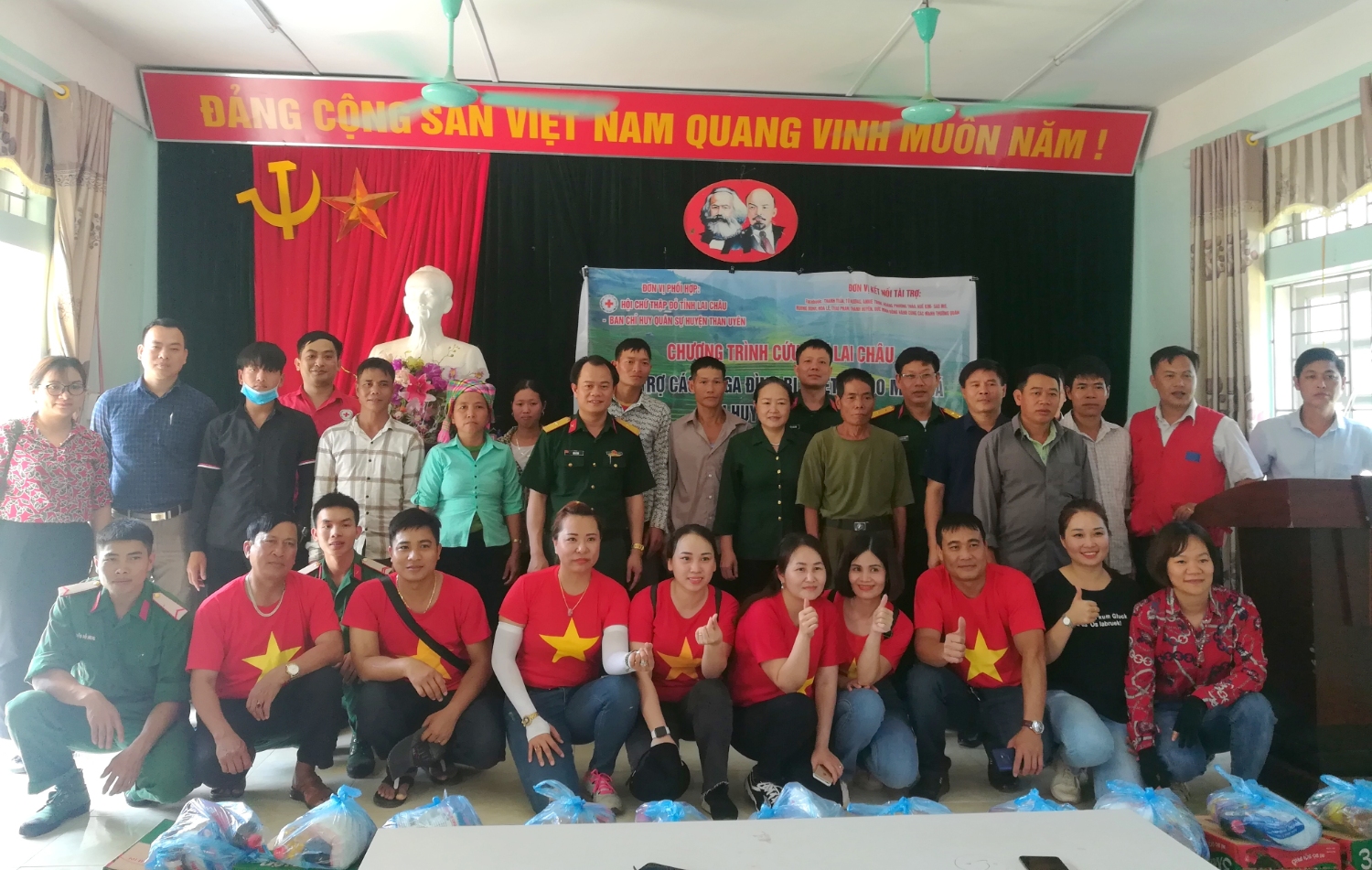 Các đồng chí lãnh đạo xổ số trực tuyến minh ngọc
, hội chữ thập đỏ tỉnh Lai Châu, Nhóm cầu thiện nguyện Bắc Trung Nam trao quà cho các hộ gia đình xã Khoen On