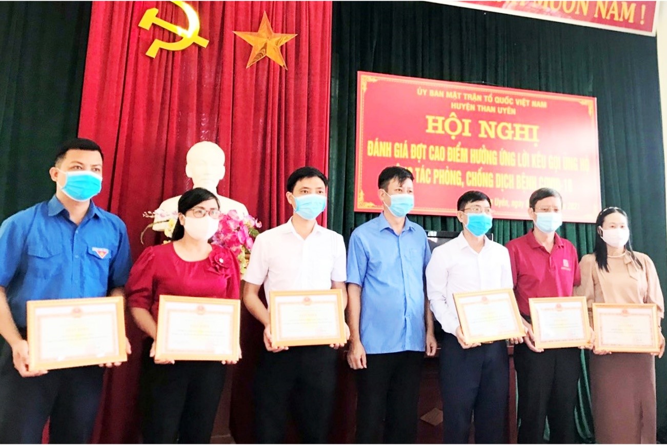 Đồng chí Nguyễn Văn Thăng - Phó Chủ tịch UBND huyện trao giấy khen  cho các tập thể có nghĩa cử cao đẹp tham đóng góp, ủng hộ phòng, chống dịch Covid-19