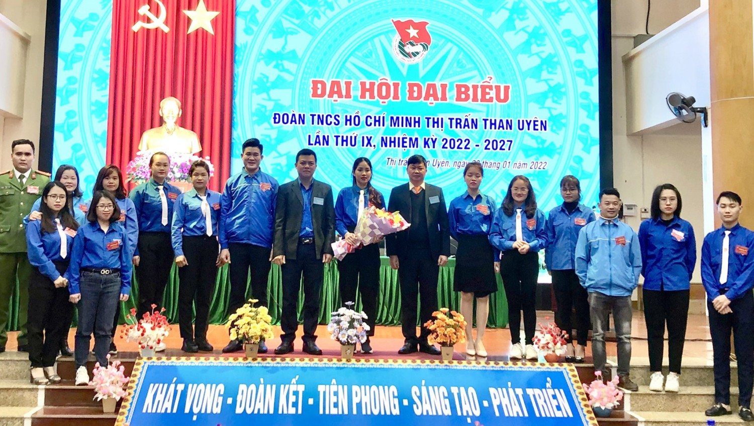 Lãnh đạo Huyện Đoàn Than Uyên, Đảng ủy thị trấn Than Uyên tặng hoa chúc mừng Ban Chấp hành khóa mới.