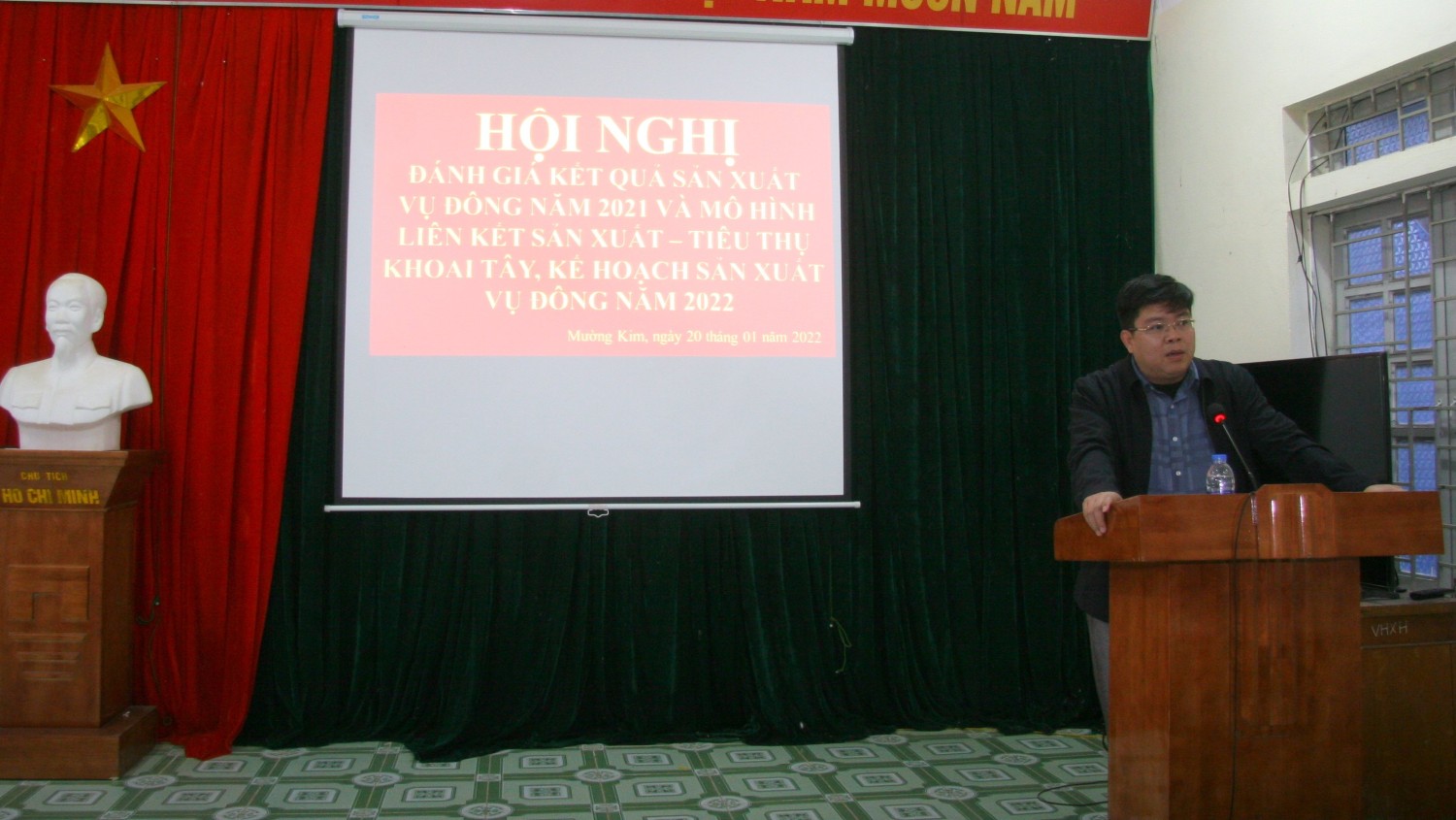 đồng chí Lò Văn Hương - Phó Bí thư Huyện ủy, Chủ tịch UBND huyện phát biểu tại hội nghị