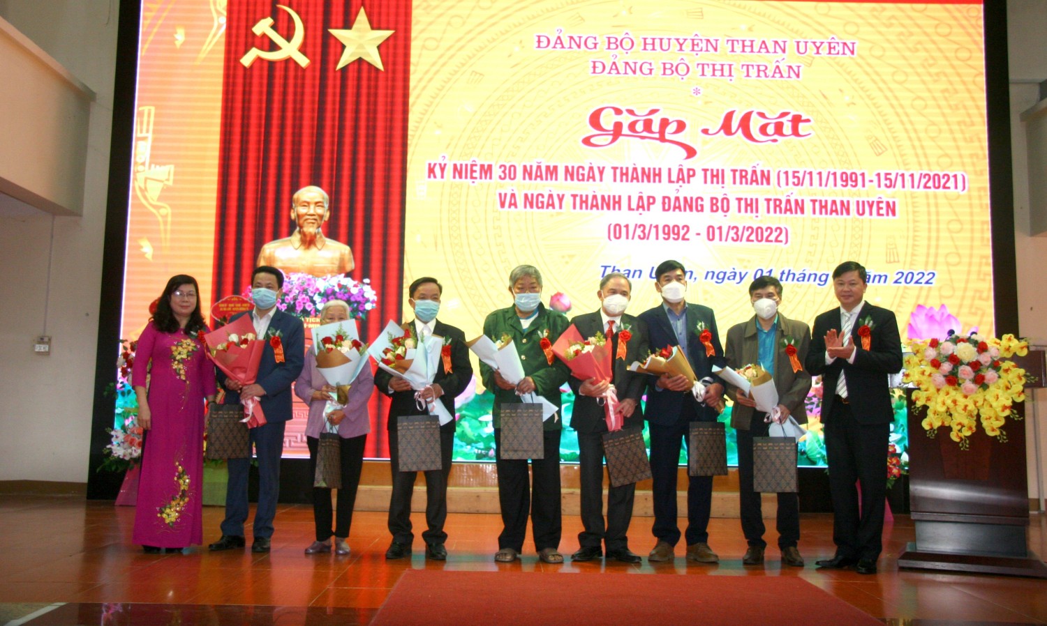 Lãnh đạo Đảng ủy thị trấn Than Uyên tặng quà cho các đồng chí nguyên lãnh đạo thị trấn qua các thời kỳ