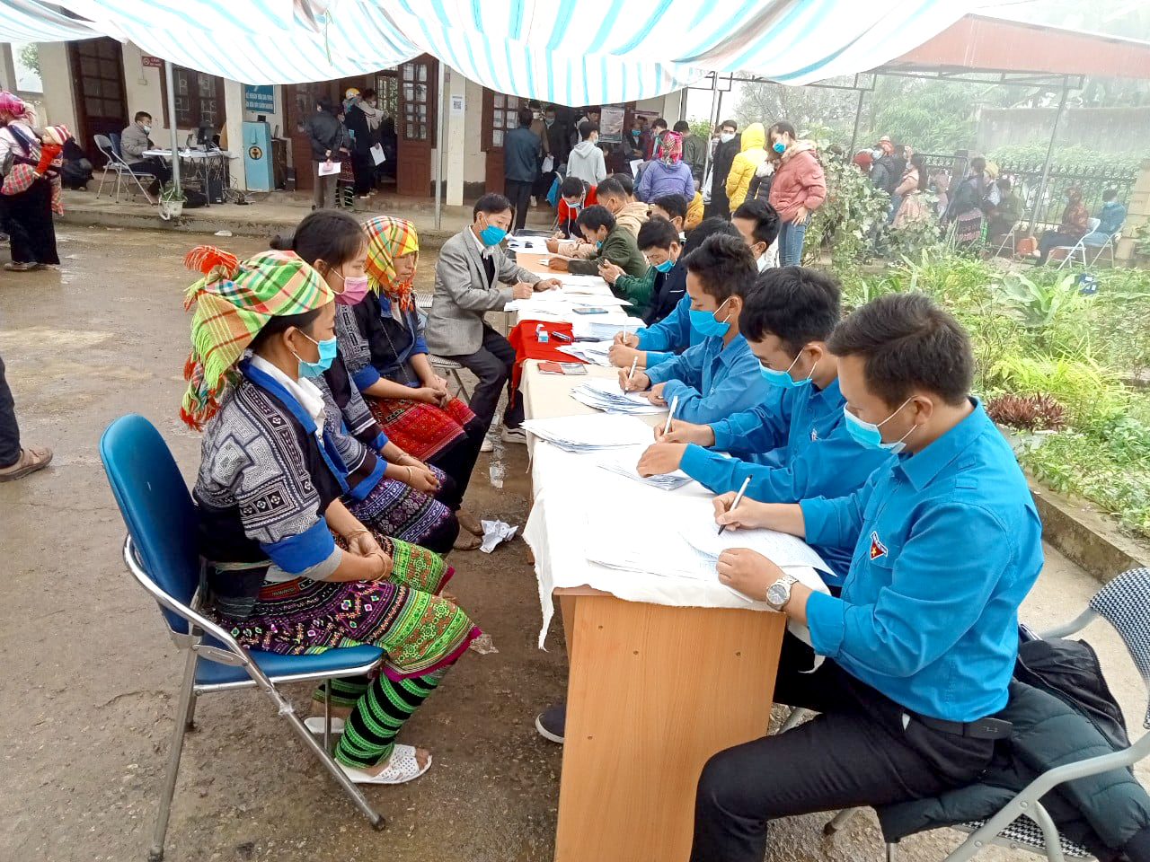 Đoàn viên, thanh niên xã Tà Mung, xổ số trực tuyến minh ngọc
 hướng dẫn người dân viết thông tin đăng ký tiêm Vaccine Covid-19.