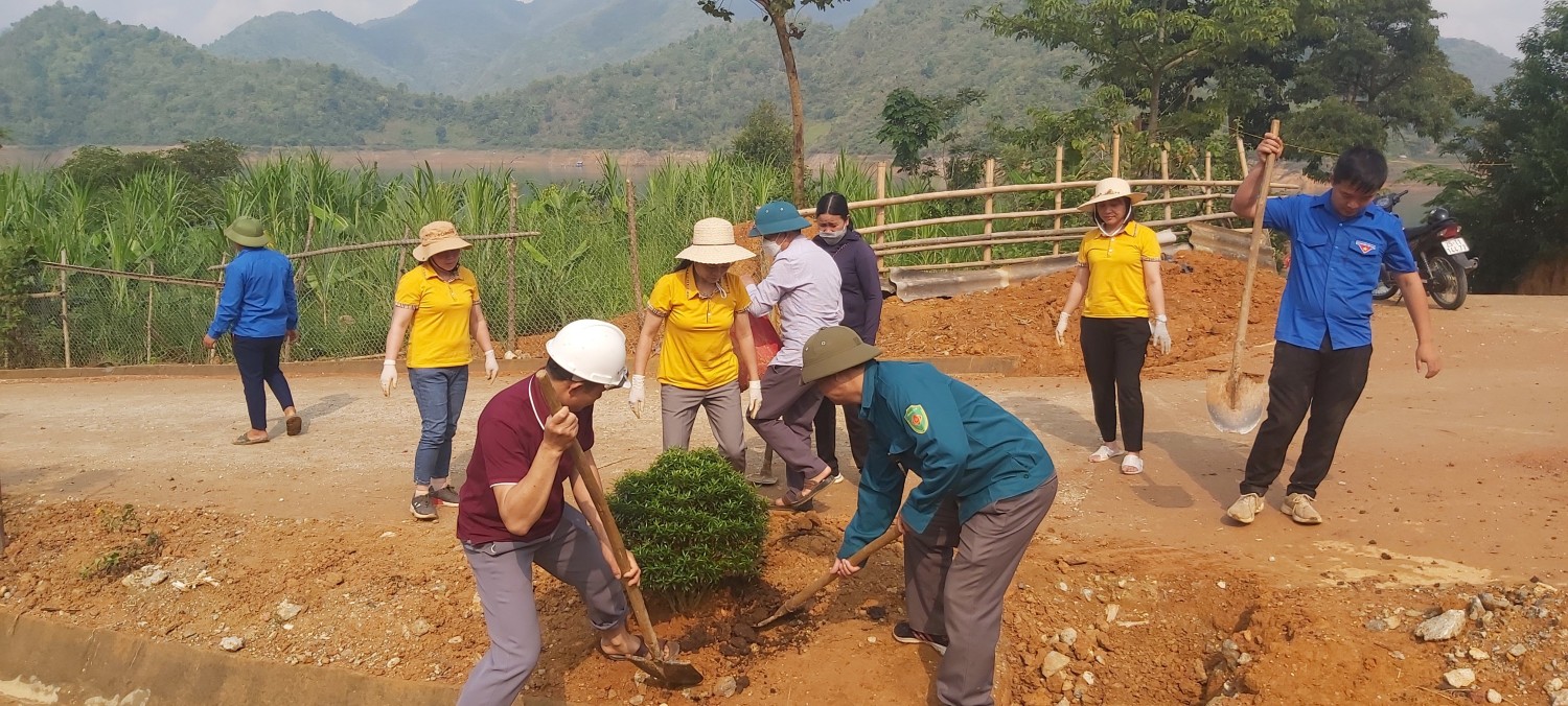 Hội LHPN huyện, Huyện Đoàn Than Uyên cùng nhân dân bản Thẩm Phé xã Mường Kim trồng cây