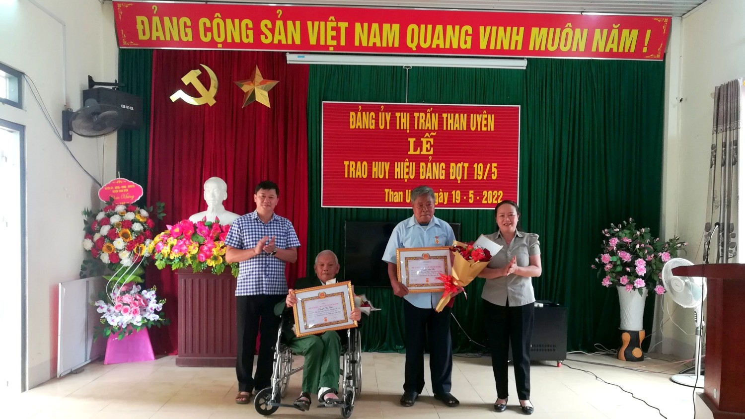 Đồng chí Lê Thị Kim Ngân-Phó bí thư thường trực Huyện uỷ trao huy hiệu đảng cho 2 đảng viên.