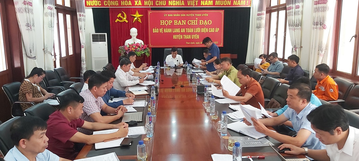 Đồng chí nguyễn Văn Thăng, PCT UBND huyện, Trưởng Ban Chỉ đạo Bảo vệ an toàn lưới điện cao áp chủ trì cuộc họp