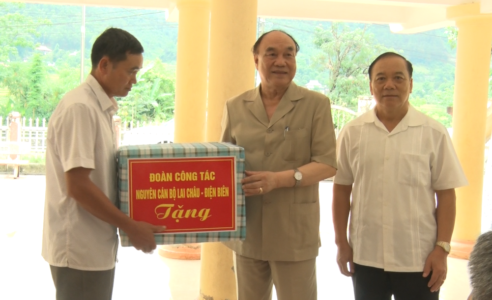 Đồng chí Trịnh Long Biên – nguyên UV TW đảng, nguyên phó chủ nhiệm UBKT TW  tặng quà cán bộ, nhân dân bản Lướt, xã Mường Kim
