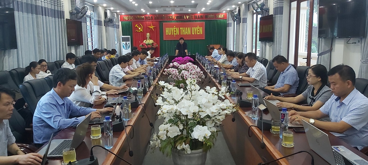 Đồng chí Lò Văn Hương – Phó Bí thư Huyện ủy, Chủ tịch UBND huyện chủ trì phiên họp