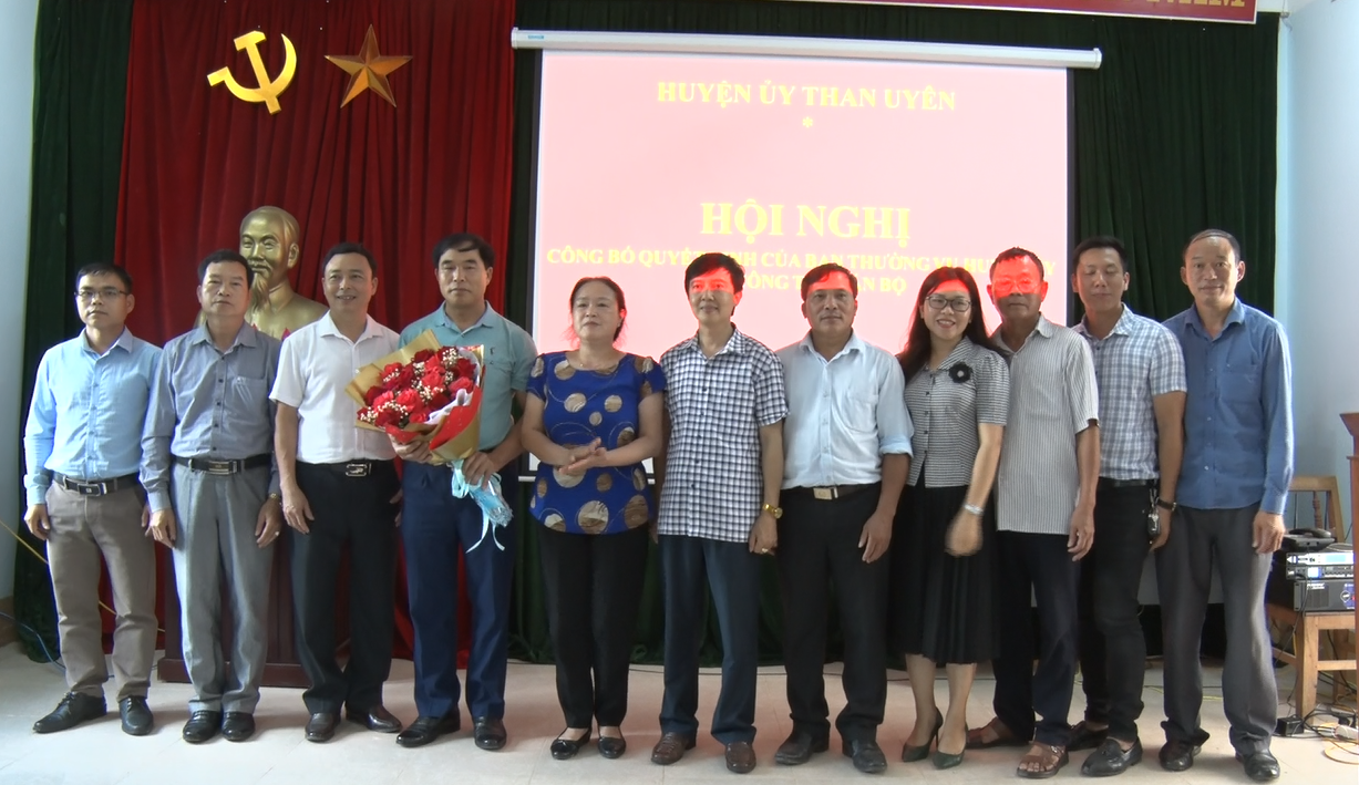 Đồng chí Lê Thị Kim Ngân – Phó bí thư thường trực huyện ủy chụp ảnh lưu niệm tại hội nghị