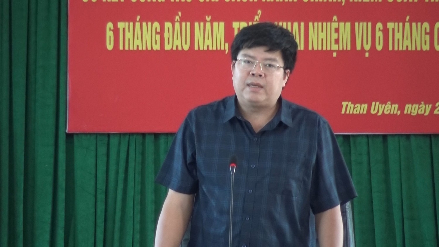 Đồng chí Lò văn Hương, Phó Bí thư Huyện ủy, Chủ tịch UBND huyện phát biểu chỉ đạo tại hội nghị