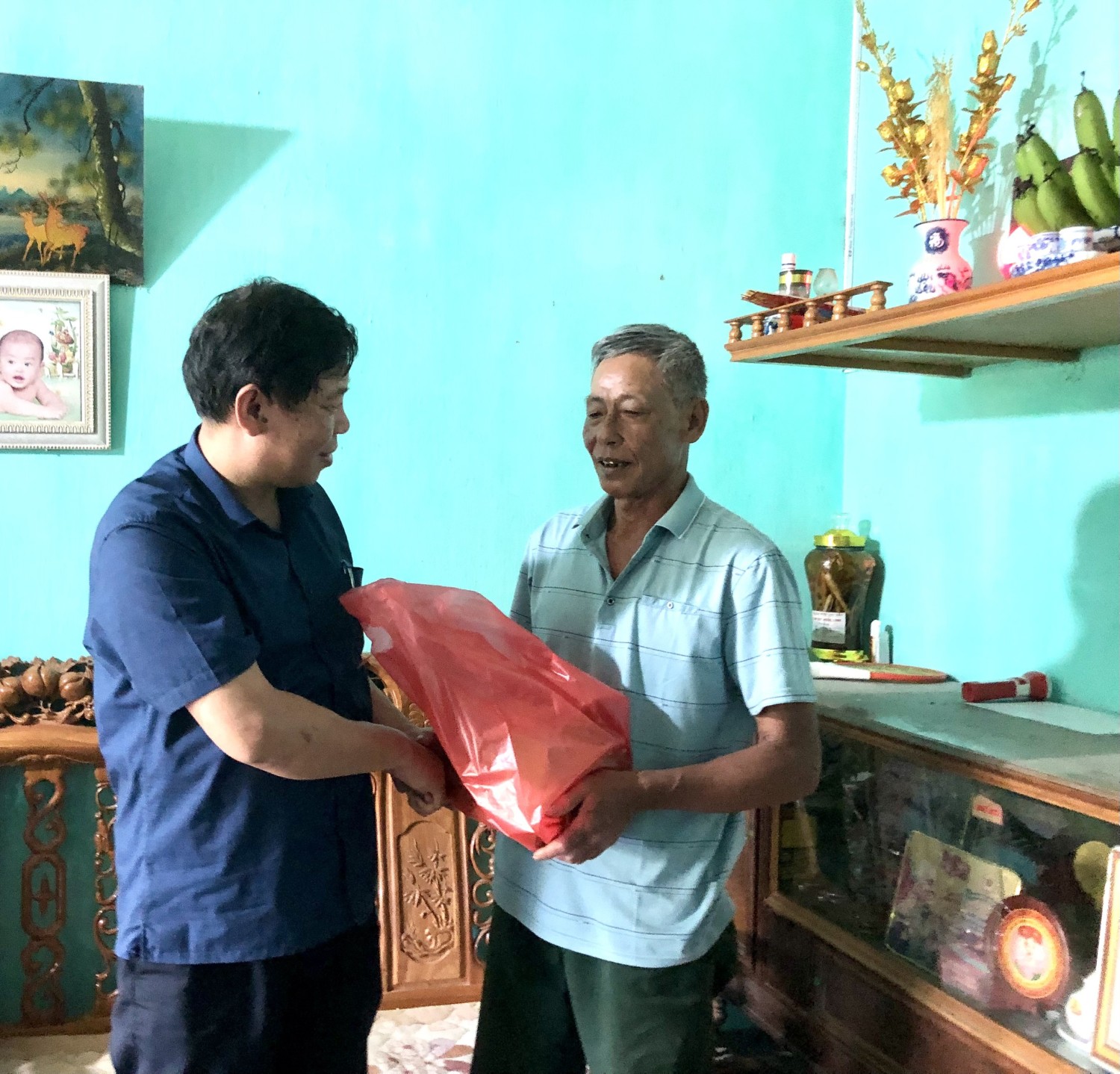 Đ/c Hoàng Hữu An TUV bí thư huyện ủy, chủ tịch HĐND huyện tặng quà cho ông Lê Văn Phương