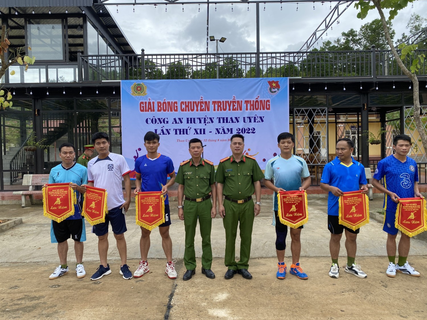 Đồng chí Thiếu tá Trần Công Dũng, Bí thư Đảng ủy, Trưởng Công an huyện trao cờ lưu niệm cho các Đội tham dự giải