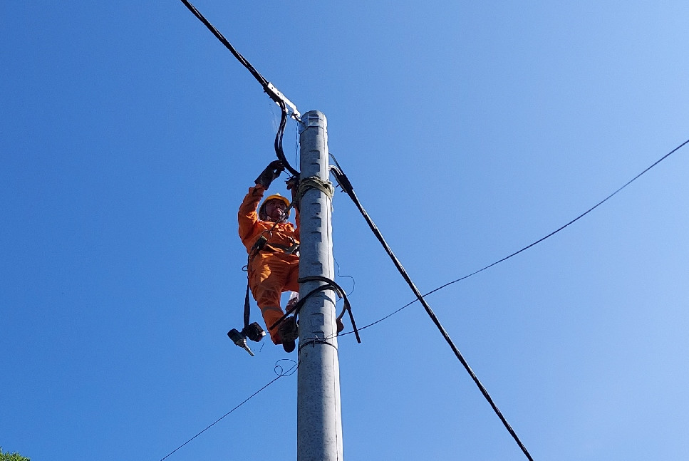 Công nhân ngành điện đang kiểm tra đường dây truyền tải