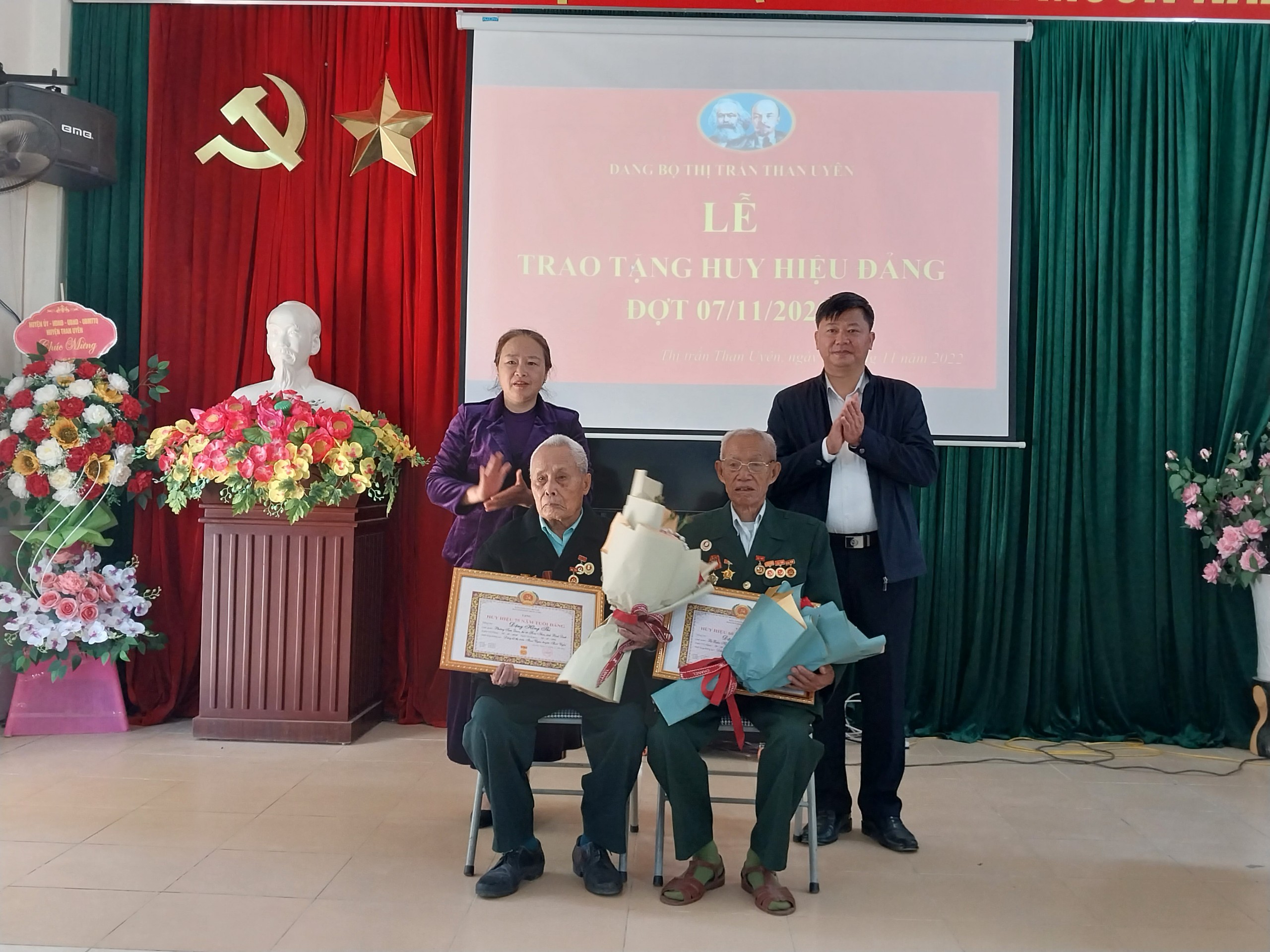 Đồng chí Lê Thị Kim Ngân-Phó bí thư thường trực Huyện uỷ trao huy hiệu 75, 60 năm tuổi đảng cho các đảng viên