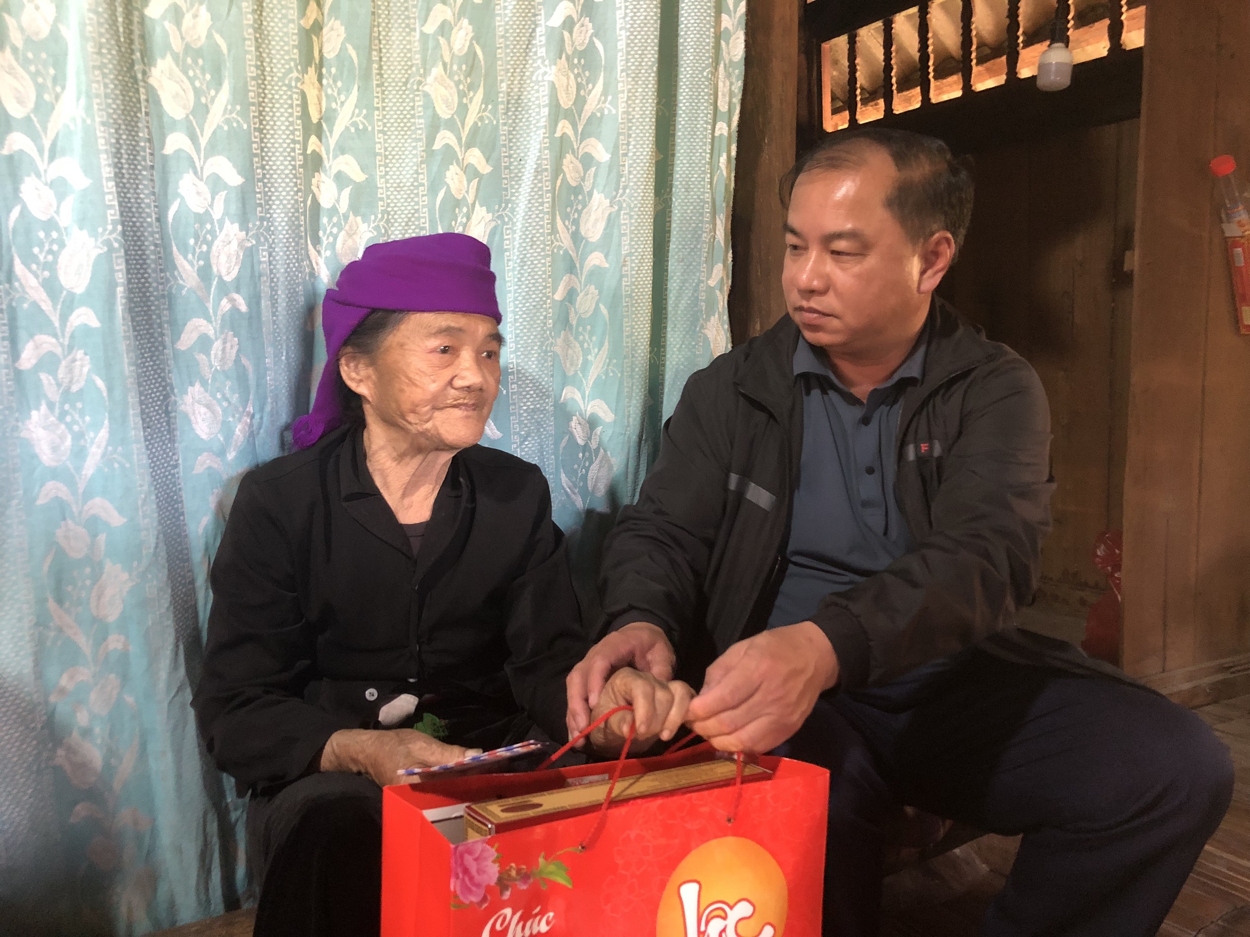 Đ/c Lò Văn Tuyển và đoàn công tác của huyện Thăm, chúc tết các gia đình chính sách trên địa bàn xã Tà Hừa và Pha Mu