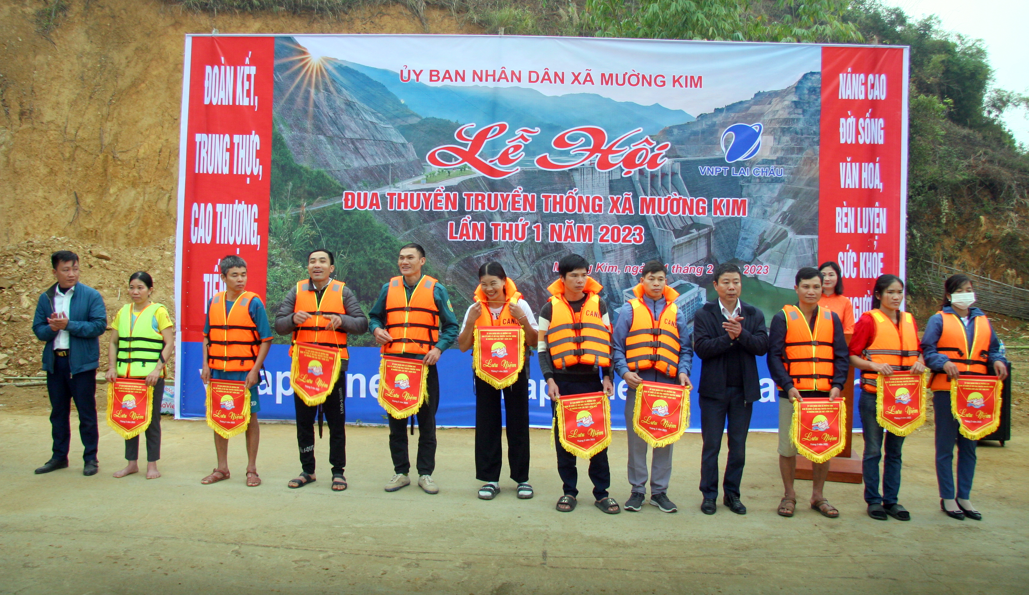 Ban Tổ chức trao Cờ cho các đội tham gia Lễ hội đua thuyền đuôi én