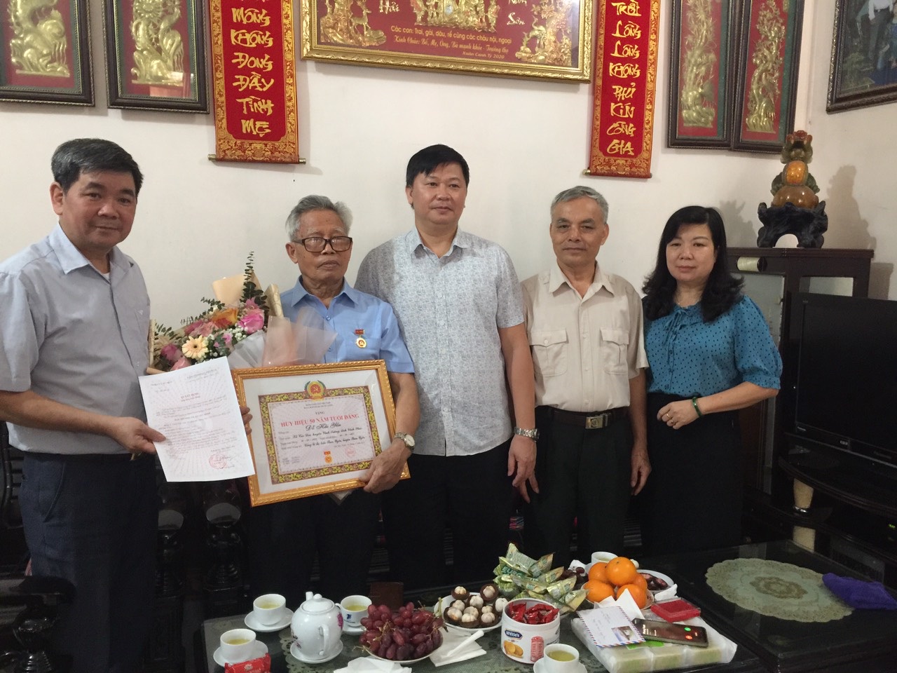 Đảng viên Đỗ Hải Yến - Chi bộ khu 1 vinh dự được trao tặng Huy hiệu 55 tuổi Đảng