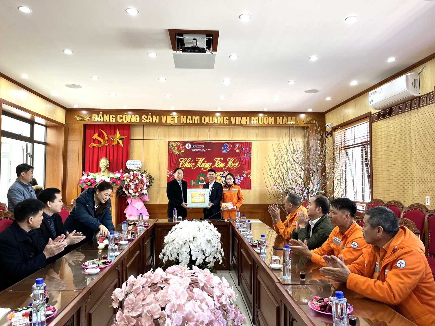 Đồng chí Trần Quang Chiến - Phó Chủ tịch UBND huyện thăm, chúc Tết chi nhánh Điện lực Than Uyên