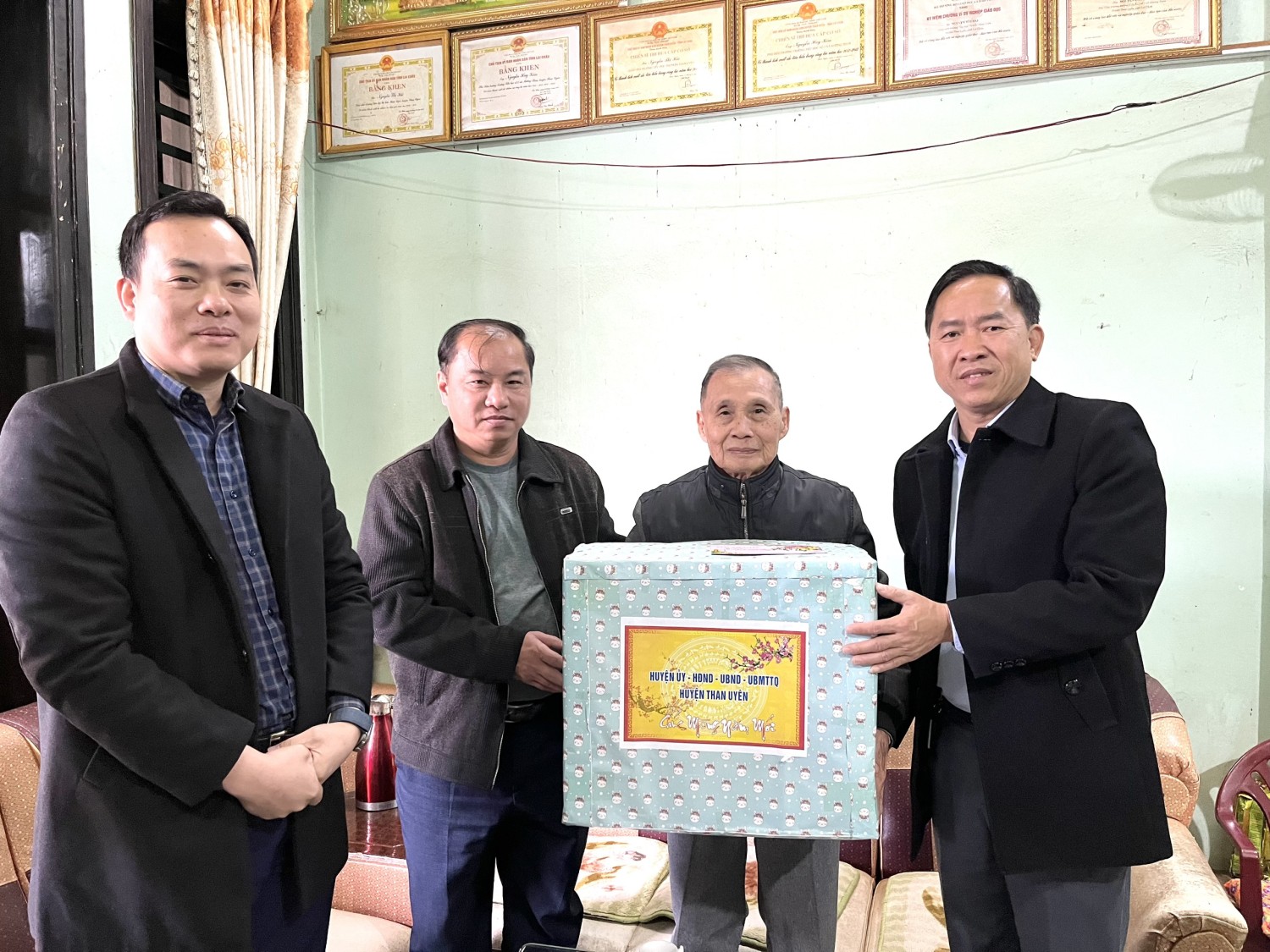 Đoàn công tác của huyện Trao quà tết cho các gia đình chính sách tại xã Mường Cang, Hua Nà