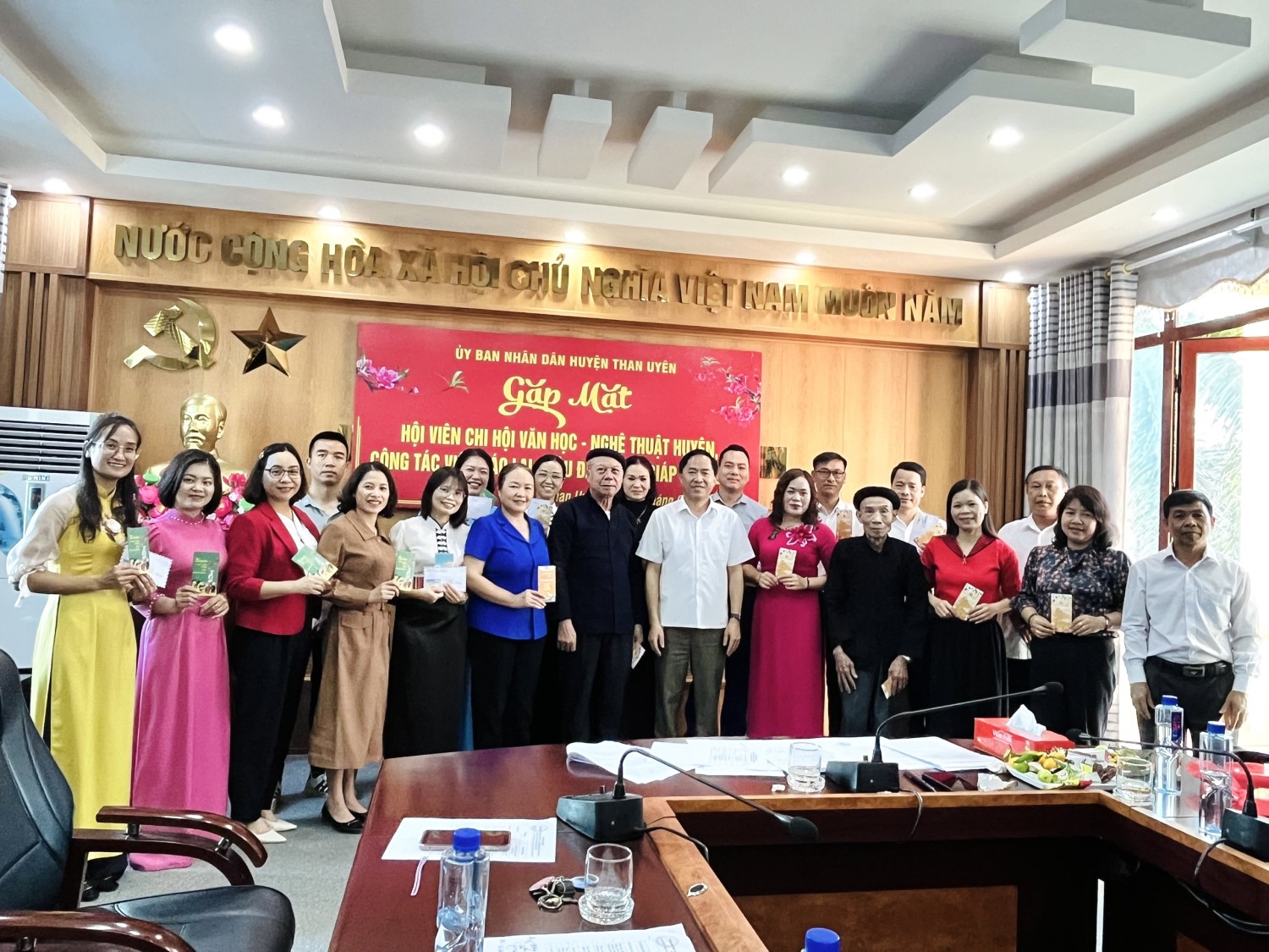 Gặp mặt hội viên Chi hội Văn học - Nghệ thuật huyện, cộng tác viên Báo Lai Châu đầu xuân Giáp Thìn 2024