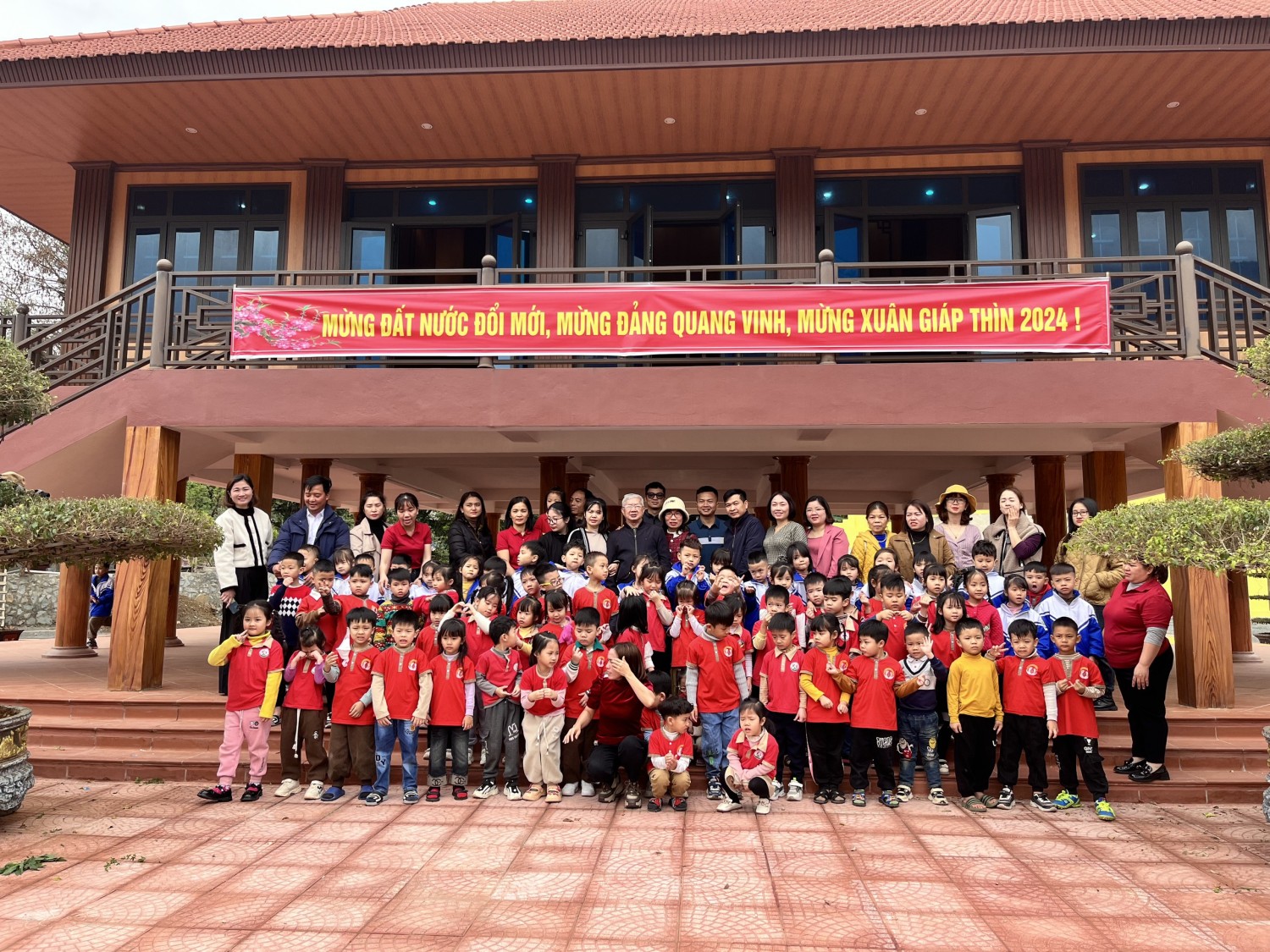 Trường Mầm non thị trấn Than Uyên tổ chức hành trình về địa chỉ đỏ tại khu di tích lịch sử bản Lướt xã Mường Kim